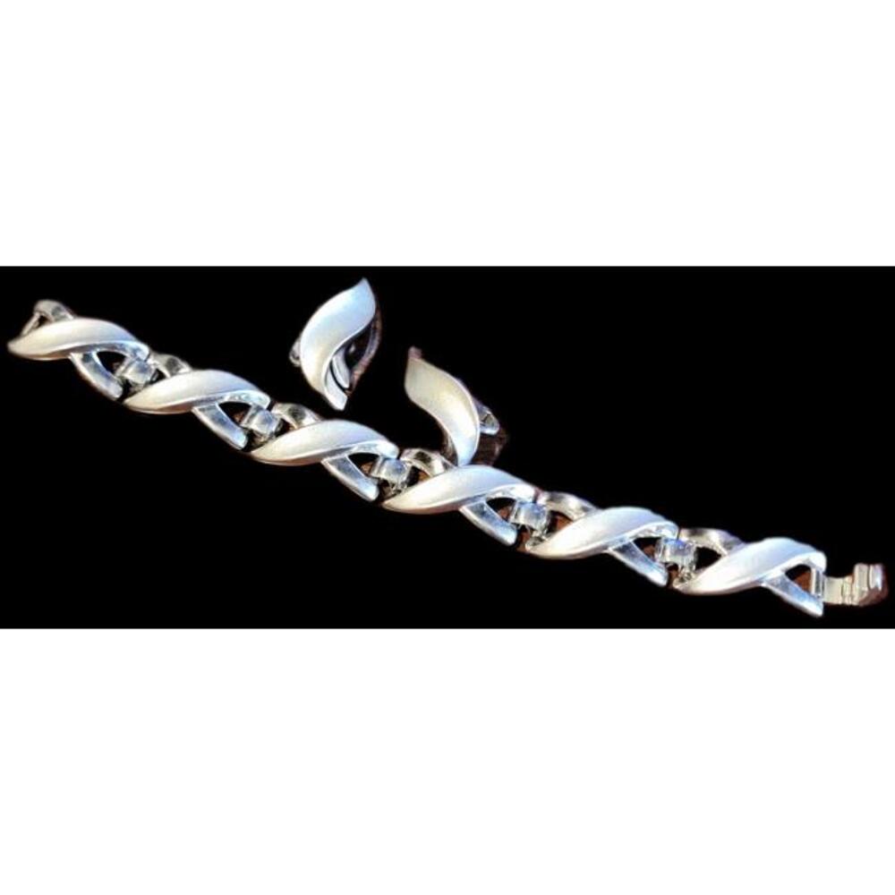 VINTAGE JEWELRY SIGNED CROWN TRIFARI SET SILVER TONE  BRACELET, CLIP EARRINGS